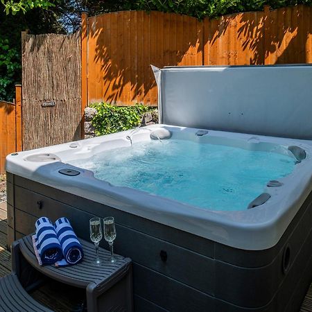 The Coachhouse - Cottage With Private Hot Tub Colwyn Bay Dış mekan fotoğraf